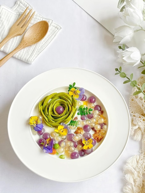 Talerz z aromatycznym daniem